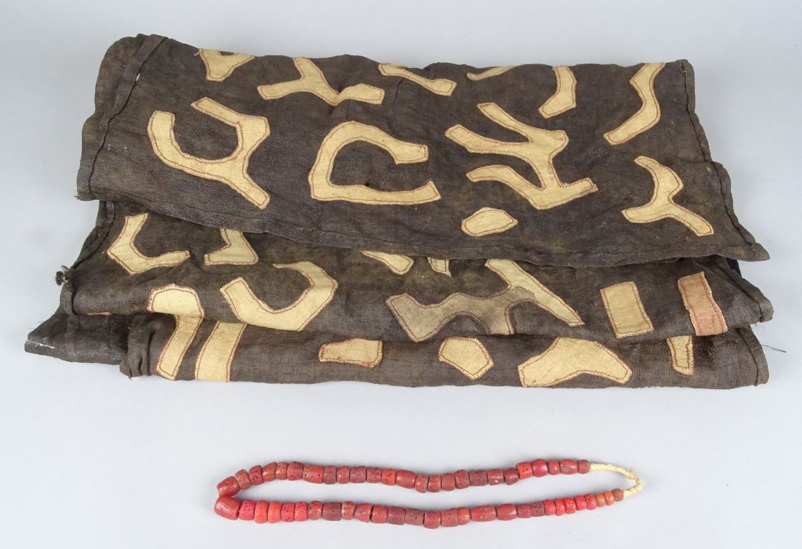 Null Africano: Collar KUBA Nchalk de tela y cuentas de vidrio imitando coral