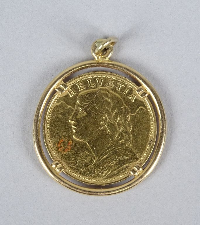 Null 系列：18K黄金吊坠，镶有一枚20Fr的18K金币VRENELI型的奖章，重量为2.35g。