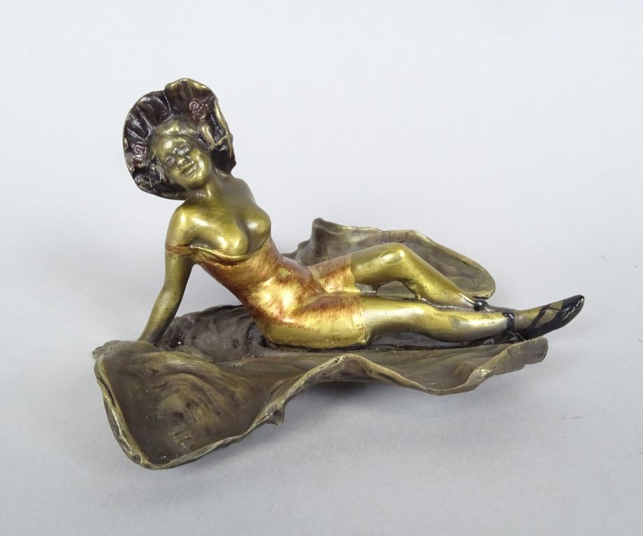 Null Sculpture: bronze de Vienne -Femme allongée- d'après Namgreb a/ système d'o&hellip;