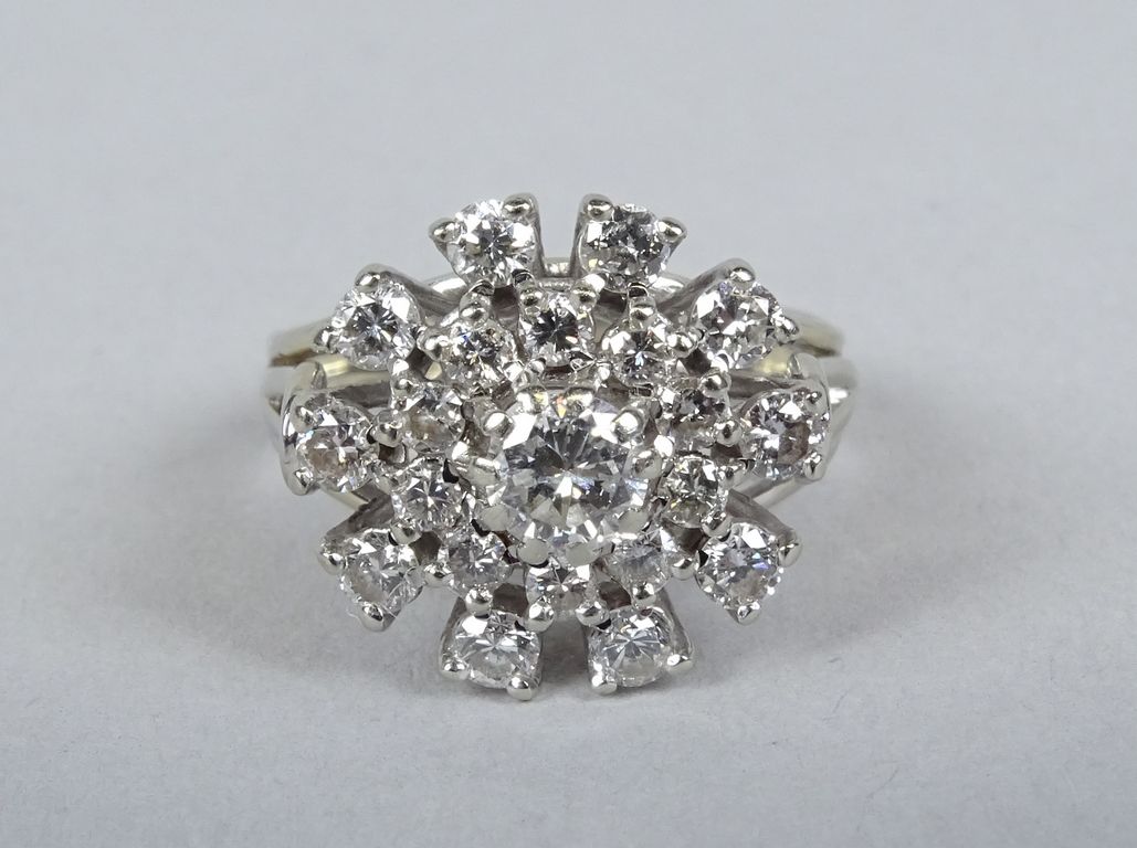 Null 宝石：18K白金戒指，镶嵌20颗钻石和1颗中央约0.25克拉的钻石 P：5gr