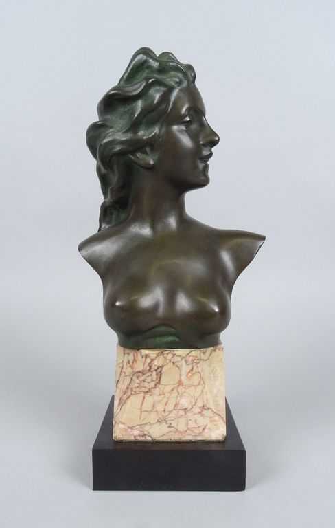 LAMBEAUX Jef Sculpture: bronze -Buste de jeune femme- H:23cm signé *LAMBEAUX J.*&hellip;