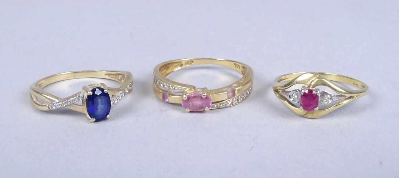 Null 珠宝：2枚18K黄金戒指，镶嵌小钻石、蓝宝石和红宝石，重量为4.5克；1枚14K黄金戒指，镶嵌蓝宝石和小钻石，重量为2.4克（3件）。