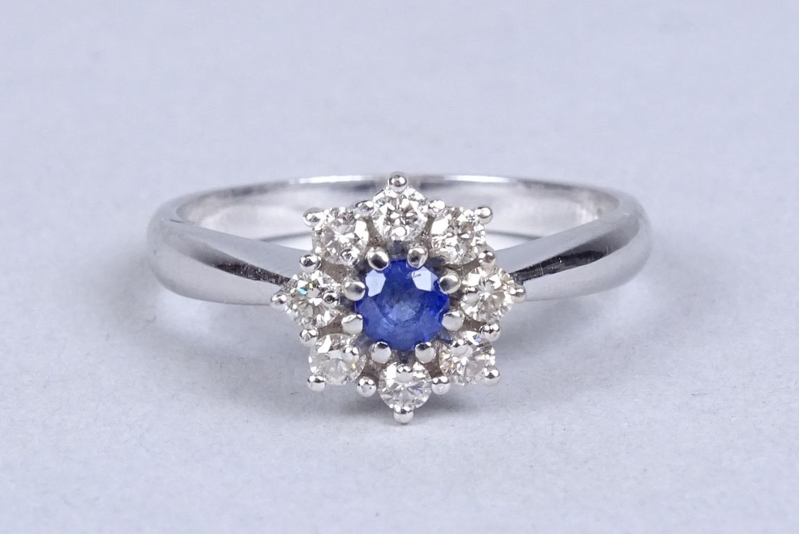 Null 宝石：18K白金戒指，镶嵌一颗约0.20克拉的蓝宝石，周围有8颗钻石 P：3.6g