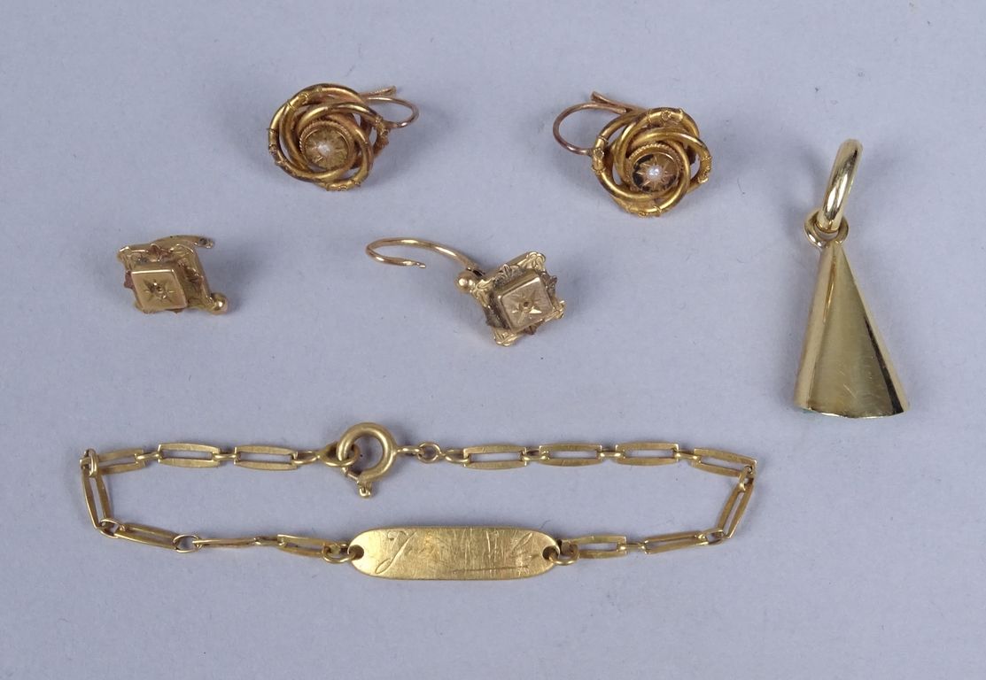 Null 珠宝首饰：18K黄金珠宝拍卖会 P: 9,8gr (路缘链，2对耳环(1acc)，吊环扣)