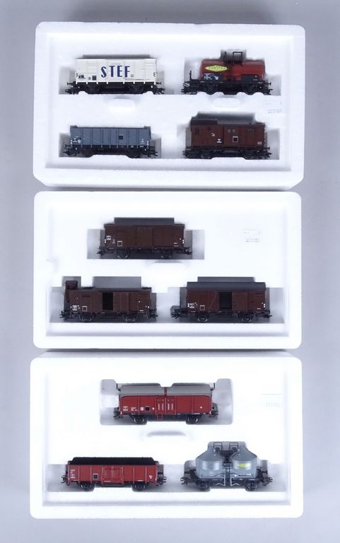 Null 玩具：MARKLIN HO交流列车SNCF货运车：48821包裹运输，47894，47892约1955年的汽车，油罐车和翻斗车（在3个盒子里）。