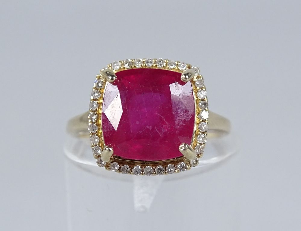 Null Jewel: Ring in 14K yellow gold set with a ruby of approx. 2cts surrounded b&hellip;