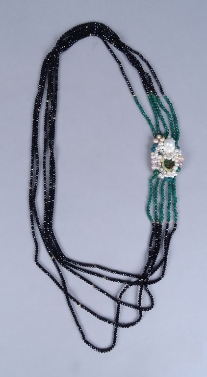 Null 珠宝：可能由黑色尖晶石和绿色石头制成的珍珠项链，吊坠上镶嵌着巴洛克式珍珠