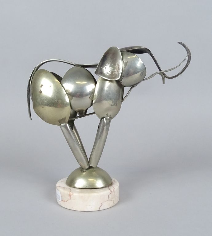 Null Skulptur: Metall -Elefant in Löffeln- anonym 20. Jh. 17x21x7cm s/ Marmorsoc&hellip;
