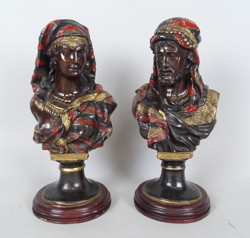 Null Sculpture: bronze et rehauts rouges et dorés -Couple orientaliste- anonyme &hellip;