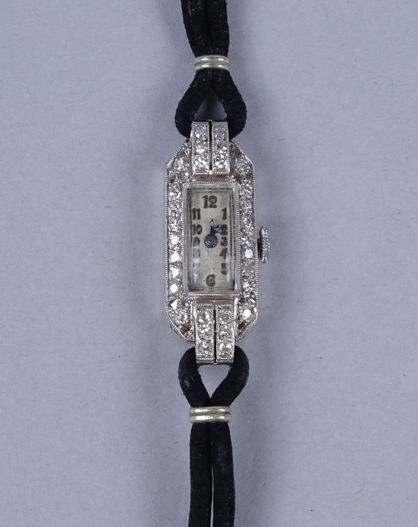Null Bijou: Montre bracelet de dame ART DECO en platine sertie de diamants mouve&hellip;