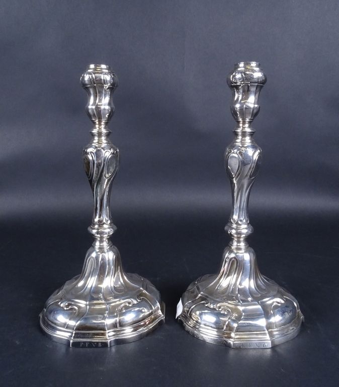 Null Argenterie: paire de chandeliers poinçon de Mons 1773 H:27cm 600gr