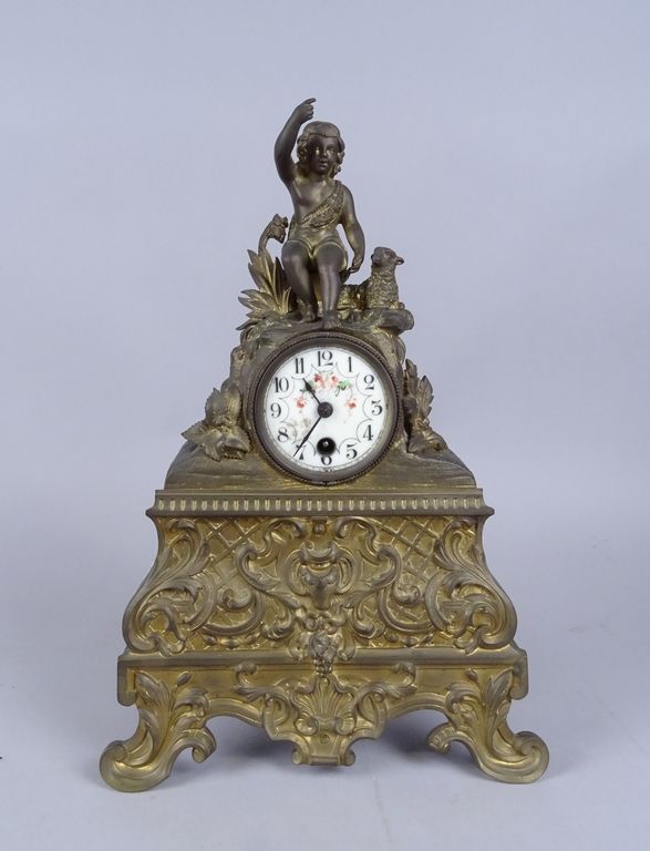 Null Horlogerie: Horloge pendule à poser en bronze doré surmonté d'un jeune berg&hellip;