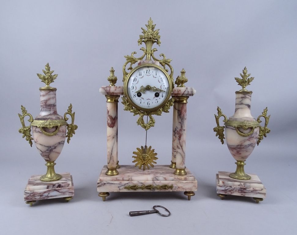 Null Horlogerie: garniture de cheminée en marbre/ bronze doré a/ horloge portiqu&hellip;