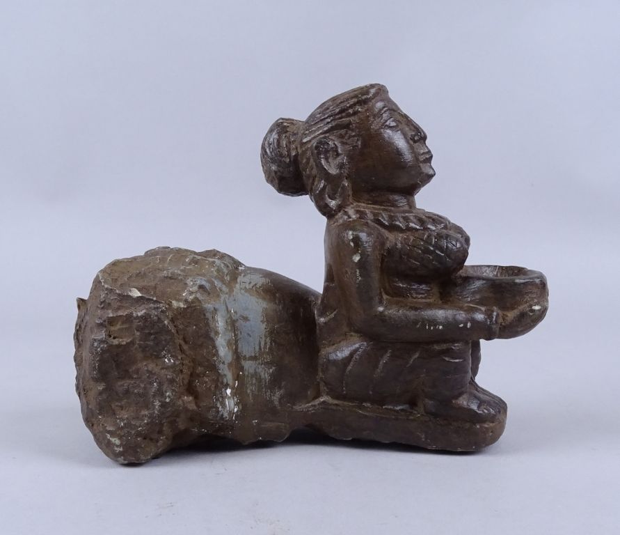 Null Asiatique: Sculpture ancienne en pierre du Rajasthan -Femme aux offrandes- &hellip;