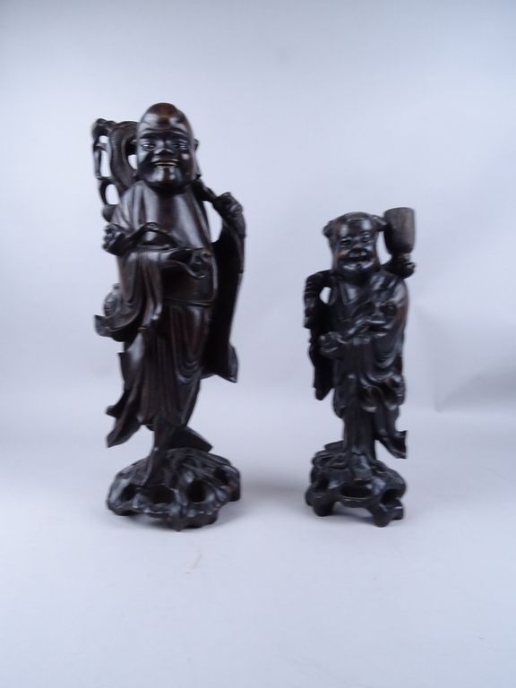 Null Asiatique: 2 sculptures chinoises en bois -personnages debout- H: 45,5 et 3&hellip;