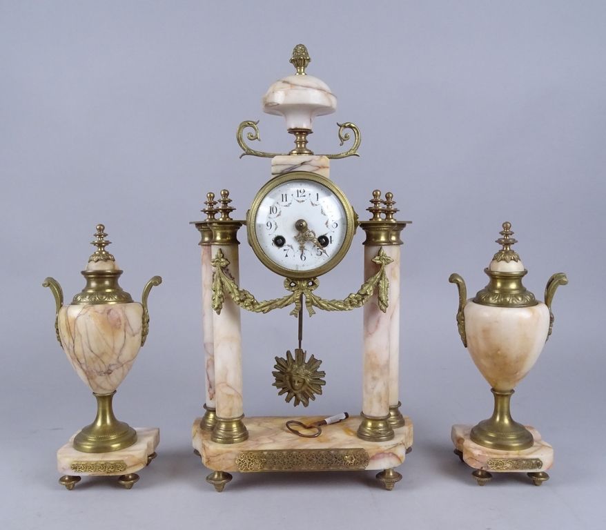 Null Horlogerie: garniture pendule portique à colonnes marbre et bronze balancie&hellip;