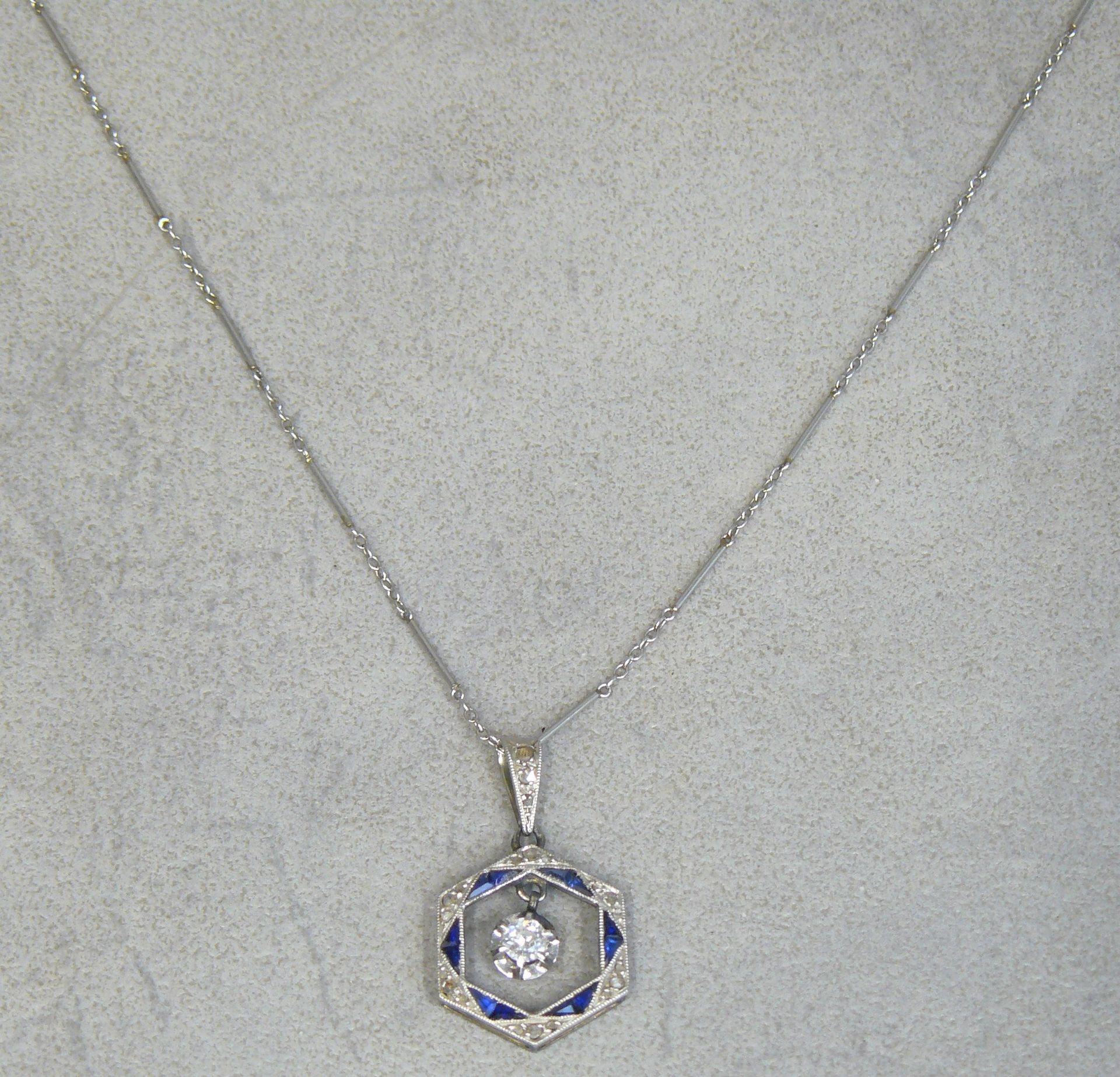Null 六角形白金链和吊坠，合成蓝宝石和玫瑰花，小钻石吊坠-重量为4.90克