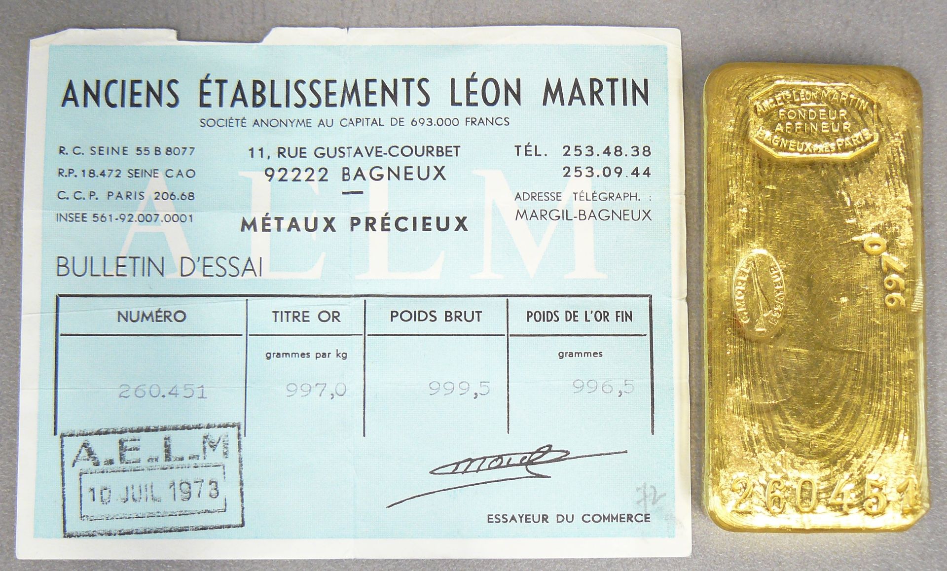 Null 
一枚金锭及其1973年7月10日的Léon Martin n° 260-451测试证书 - 重量999.5克，温度997°/°°°° - 减少的买方&hellip;