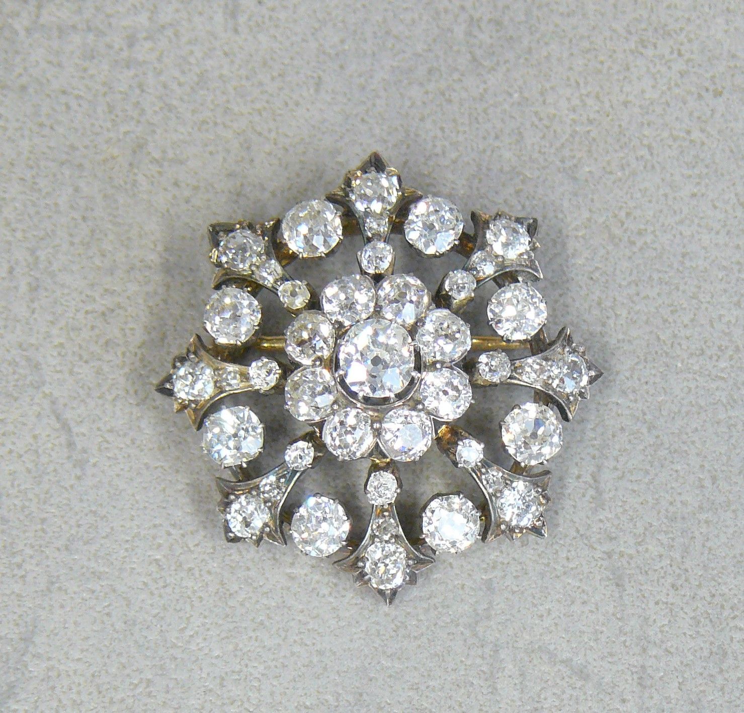 Null 拿破仑三世金（鹰）银花胸针，镶嵌49颗老式切割钻石 - 重11.90克