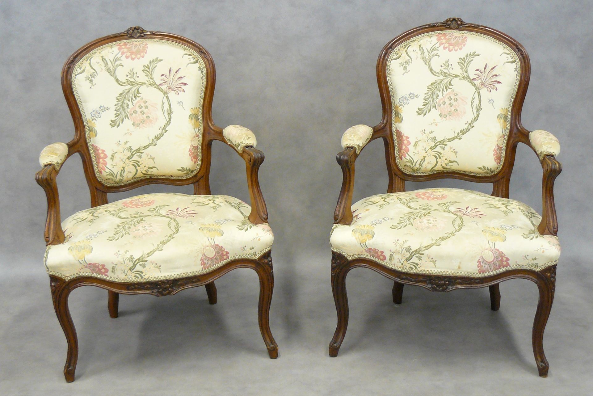 GRAND 大：一对路易十五风格的卡布利奥扶手椅，用天然木料模制，椅背和椅带都雕刻有花朵，用花纹丝线修饰。 印有Grand（19世纪末）字样 - 92 x 62&hellip;