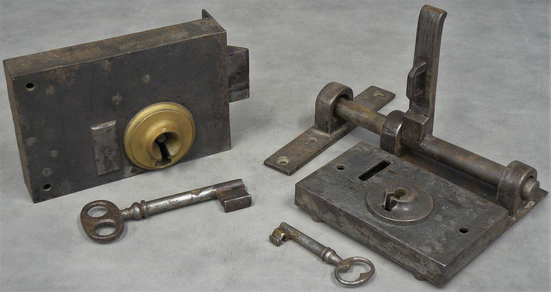 Null 
两套来自巴黎小罗盖特女子监狱（1970年拆除）的历史锁：其中一个是牢房之间的走廊，铜锁入口24 x 16厘米，其钥匙长18.5厘米。另一个是19.5&hellip;