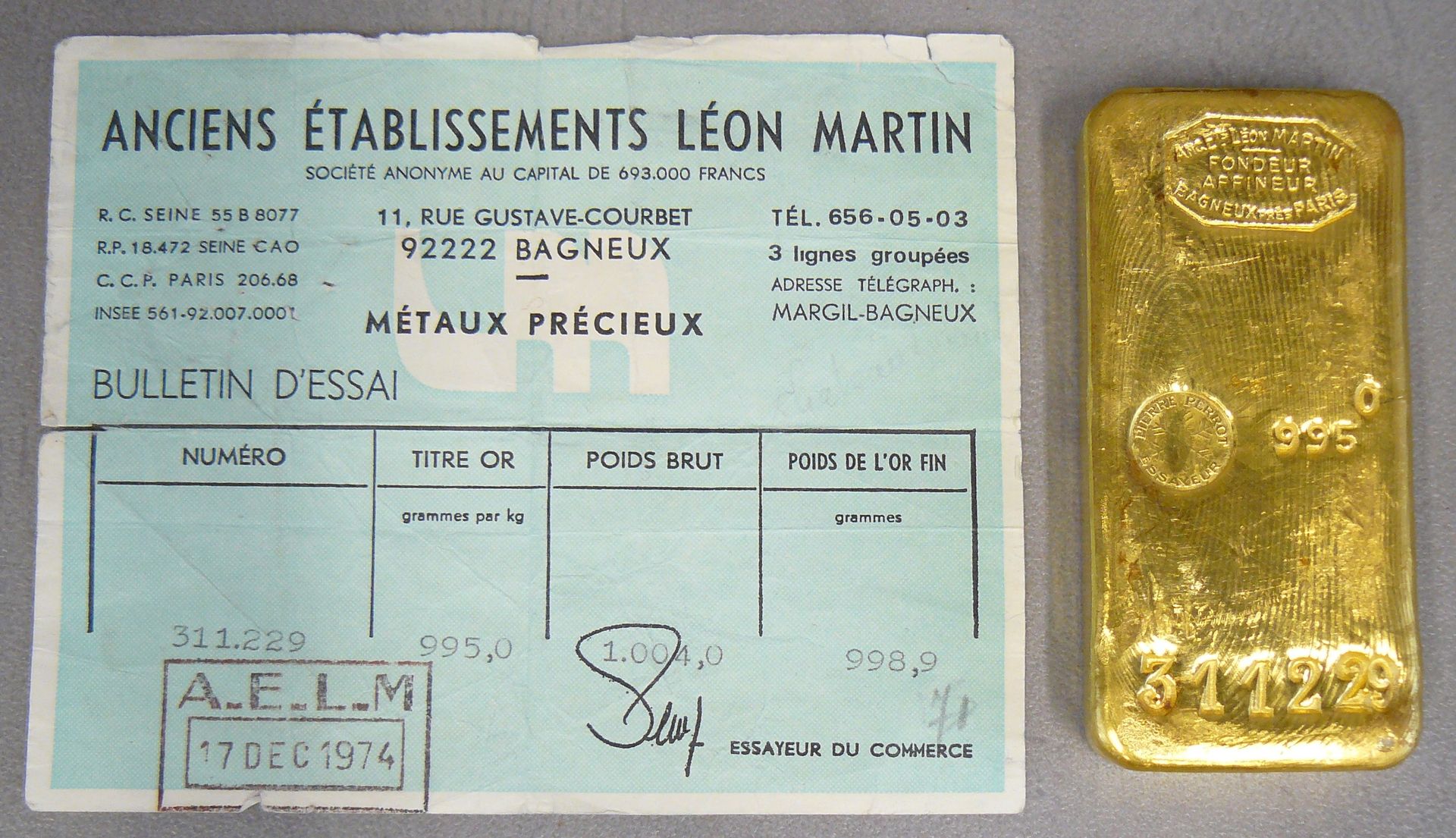 Null 
一枚金锭及其1974年12月17日的Léon Martin n° 311-229测试证书 - 重量1000,4克，温度995°/°°°° - 减少的&hellip;