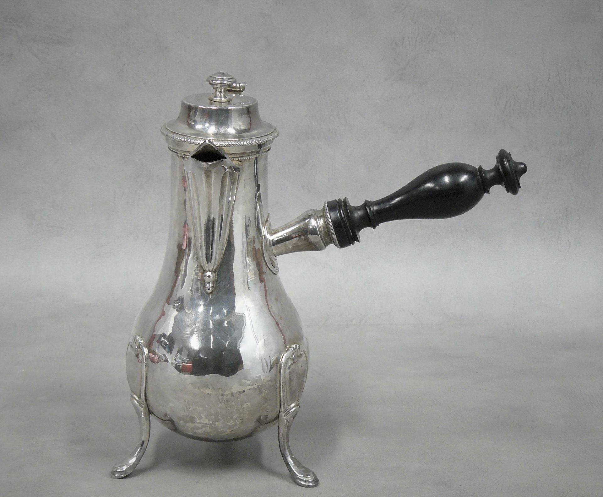 Null 
银质三脚架咖啡壶，其活动盖子，巴黎1798-1809年；第一个标题--金匠大师F.A.C--净重519克，其乌木侧把手578克--高22.5厘米