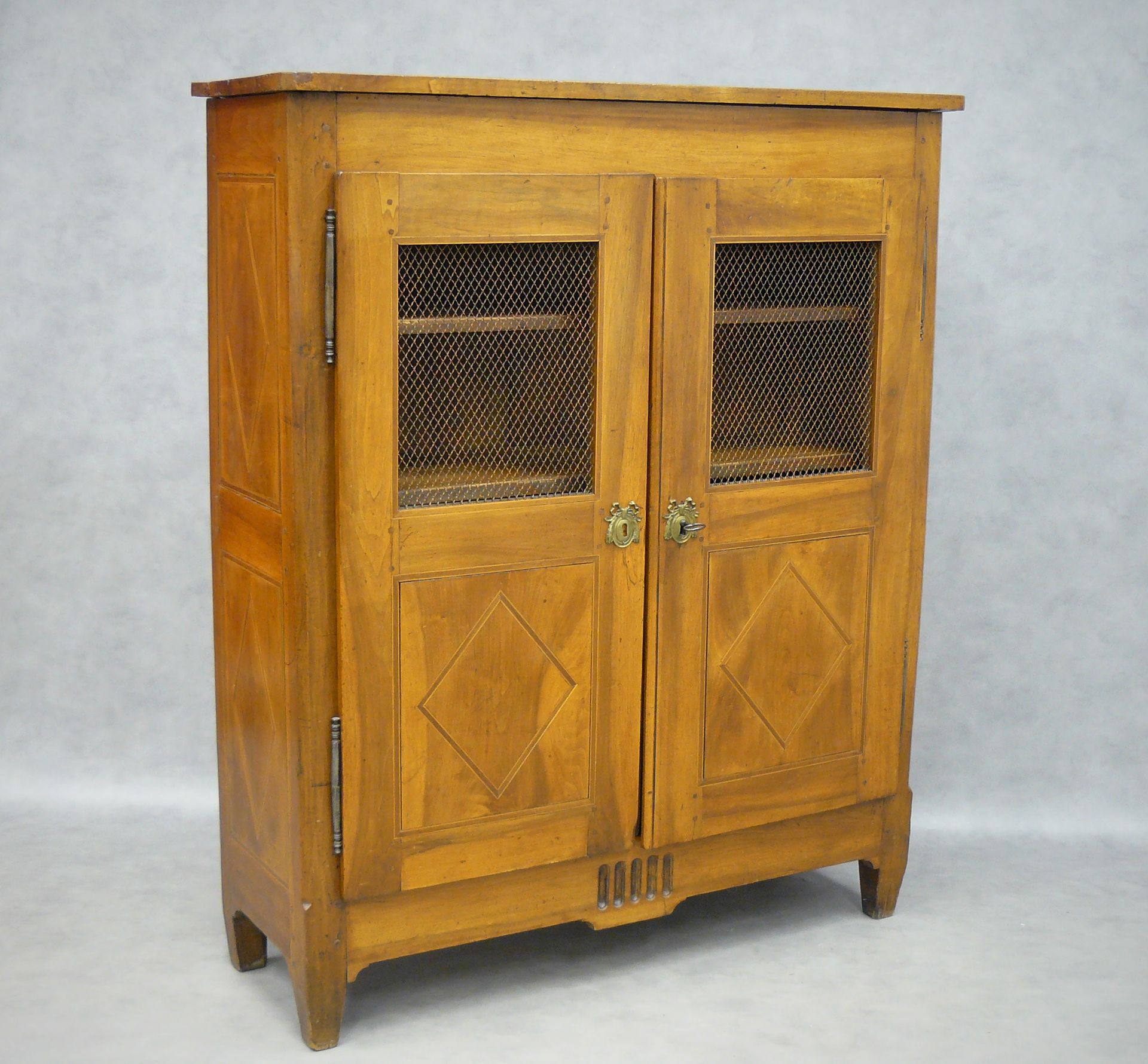 Null 镶嵌有菱形圆片的小直隶式胡桃木橱柜；它有两个部分烤漆的门，腰部有五个凹槽 - 163.5 x 135.5 x 45厘米