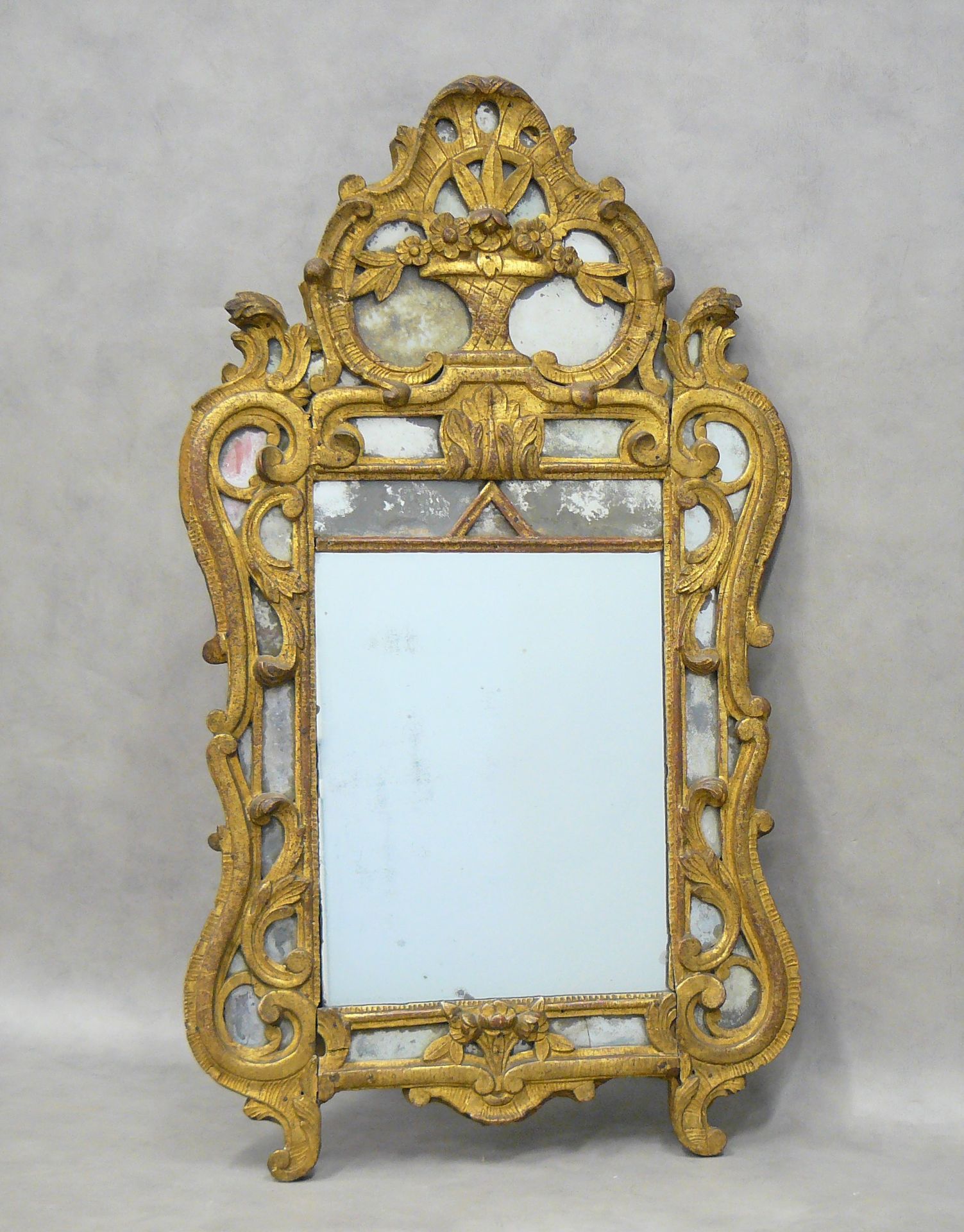 Null 路易十五风格的镀金木镜，带贝壳的三叶形踏板上装饰着一个花篮 - 99 x 56,5 cm