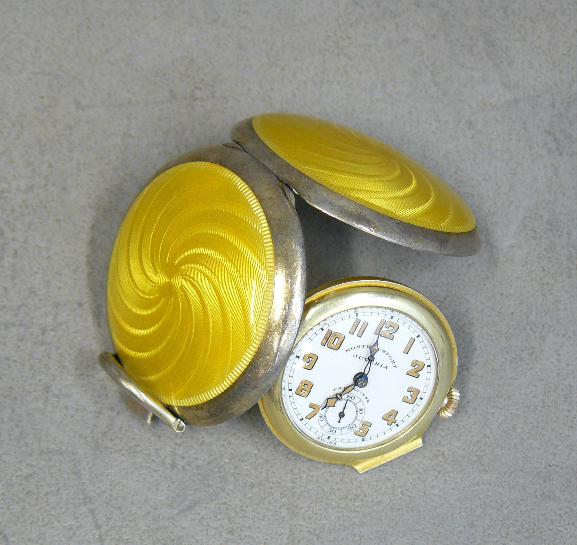 Null Juvenia牌鎏金银怀表，圆盖上有黄色珐琅的螺旋图案（碎片）；表盘上标有：Juvenia Fab瑞士运动表；盖子内侧标有：925纯银 - 总重53.&hellip;