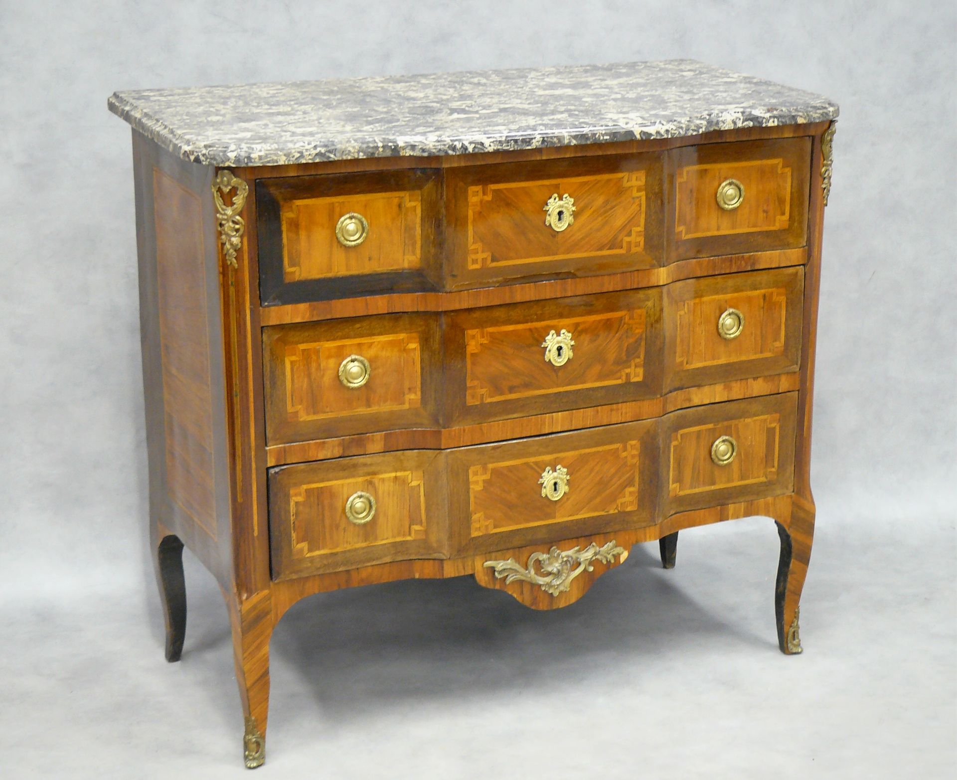 DENIZOT DENIZOT : a Louis XV-Louis XVI transitional period chest of drawers in r&hellip;