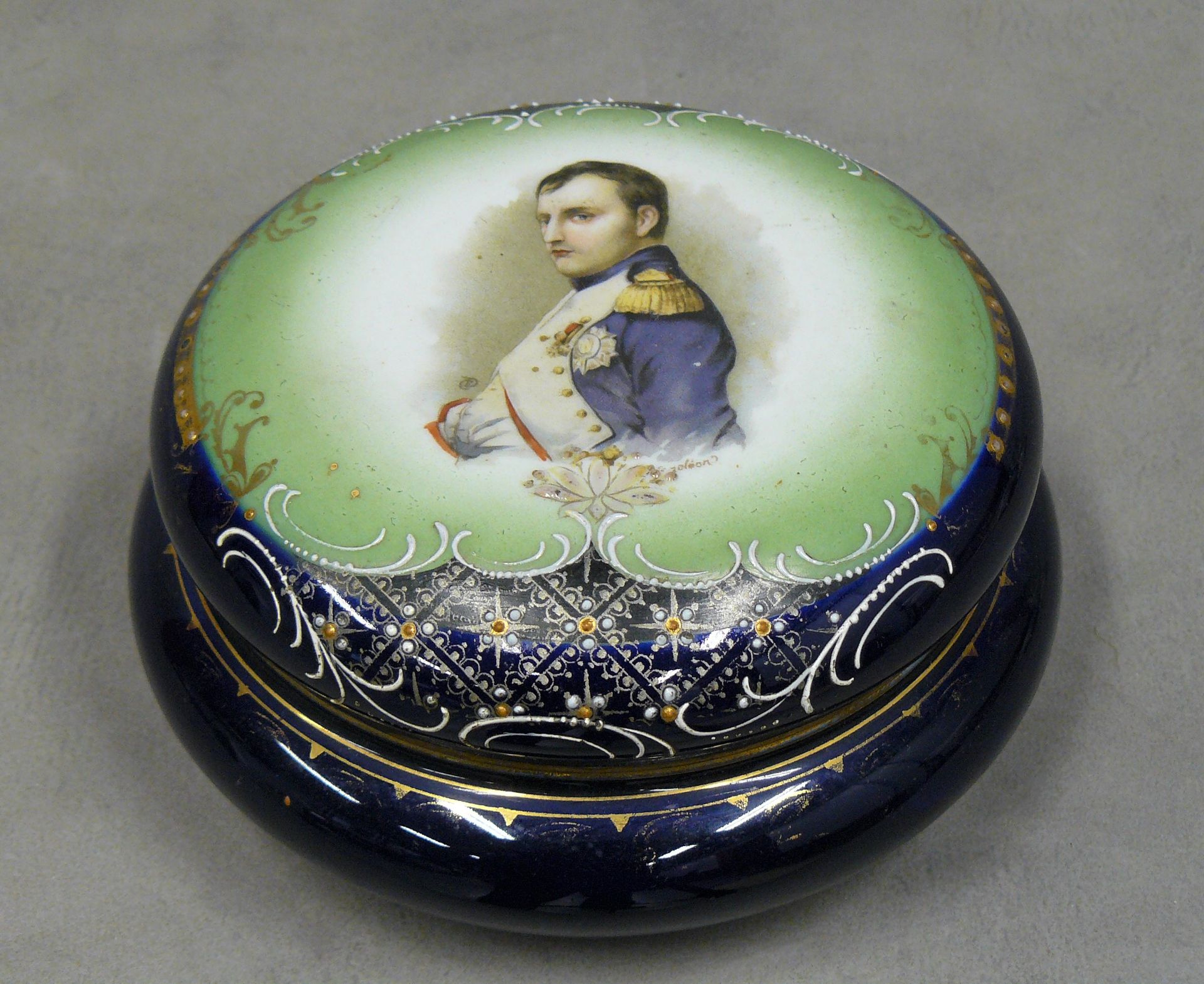 Null Bonbonnière en porcelaine bleu nuit, le couvercle orné de Napoléon Ier en b&hellip;