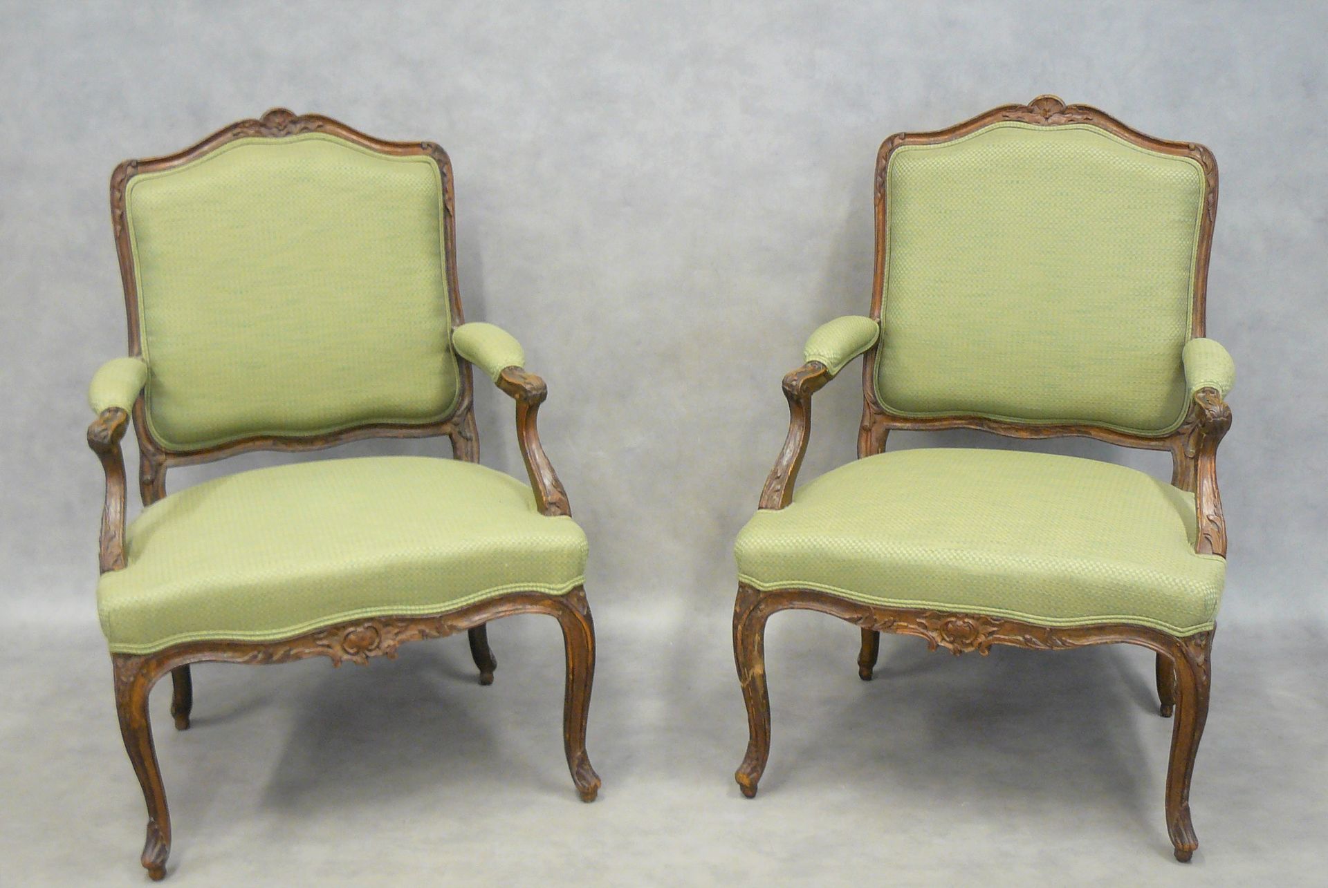 Null 一对路易十五时期的大型扶手椅，天然木材雕刻的叶子，平坦的倾斜和弯曲的背部，装饰有贝壳，绿色织物软垫（使用） - 98 x 68 x 65厘米（一个前腿&hellip;