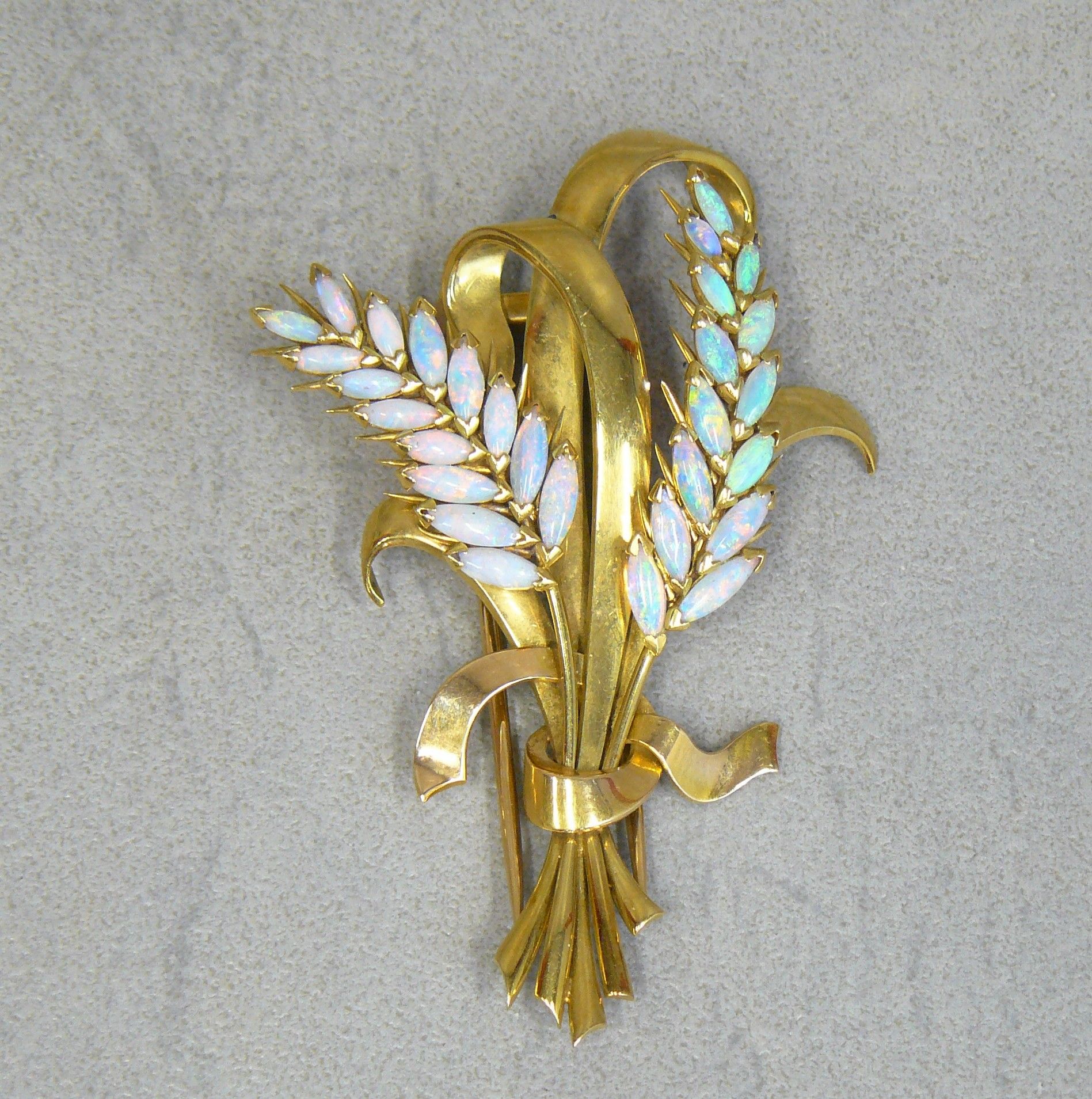 Null Broche de oro en forma de gavilla de trigo (águila) engastado con 30 ópalos&hellip;