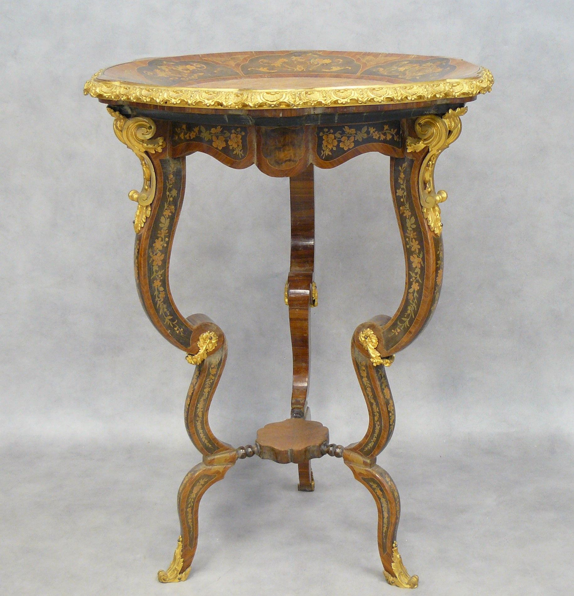 Null 
饰面和花卉镶嵌的三足鼎立的桌子。 带碗的圆形托盘上装饰着镀金铜的贝壳和叶子的放射状图案。19世纪末 - 高80厘米，直径62厘米