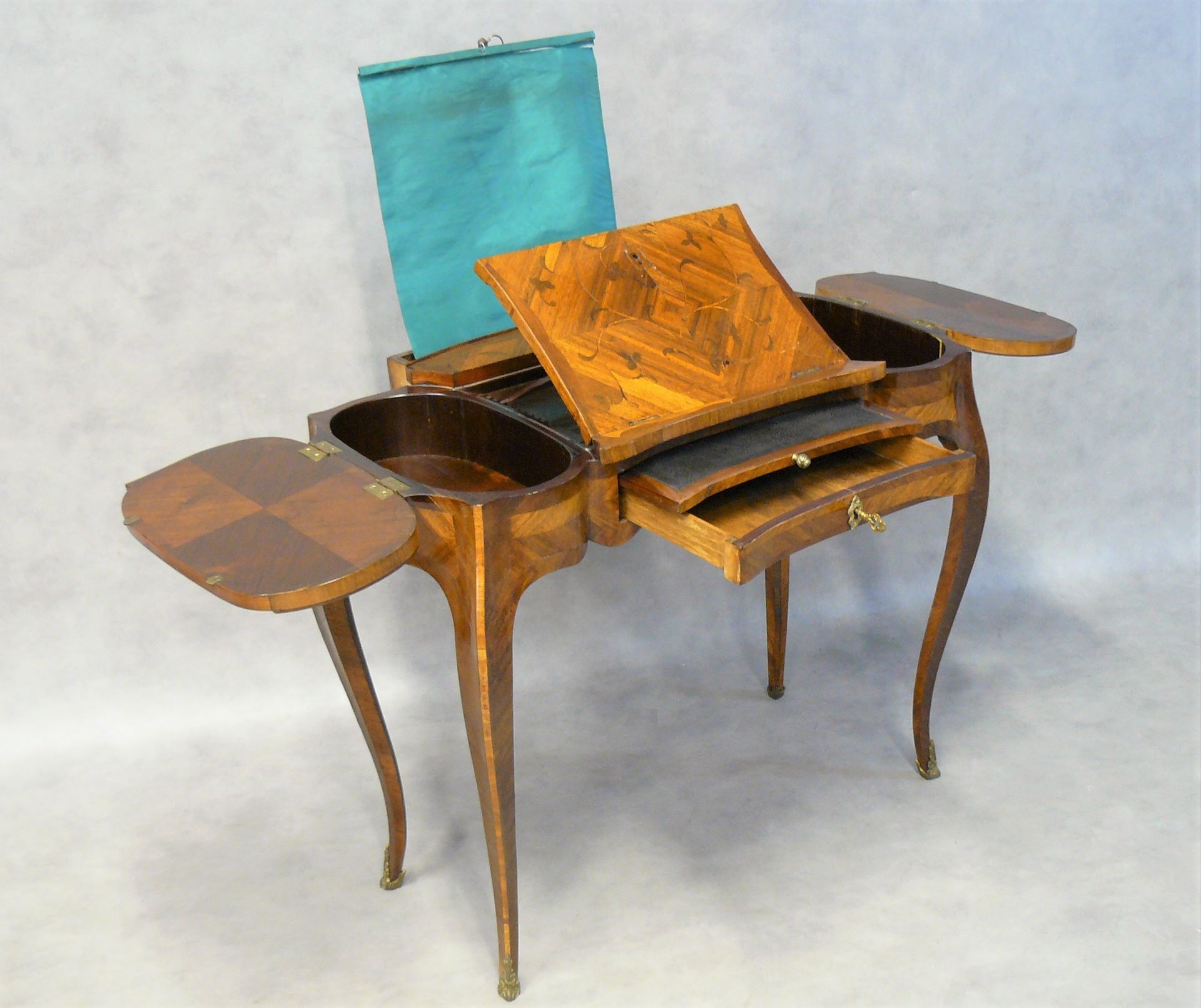 CAREL: 
CAREL : rara mesa en forma de riñón de la época Luis XV con decoración f&hellip;