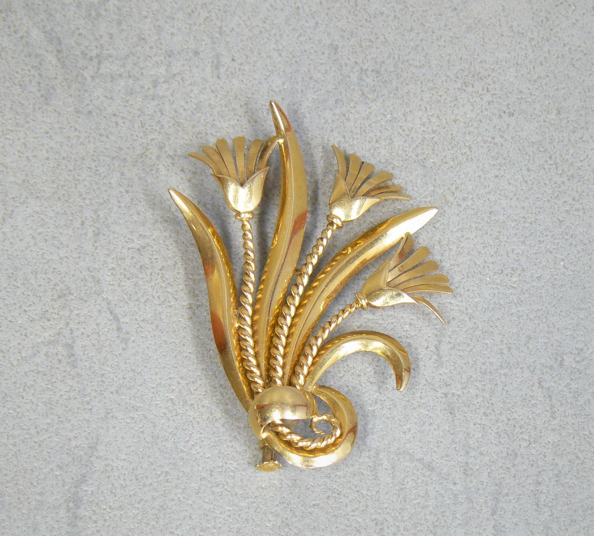 Null Goldene Garbenfibel (Adler) mit drei Blumen - Gewicht 7,90g