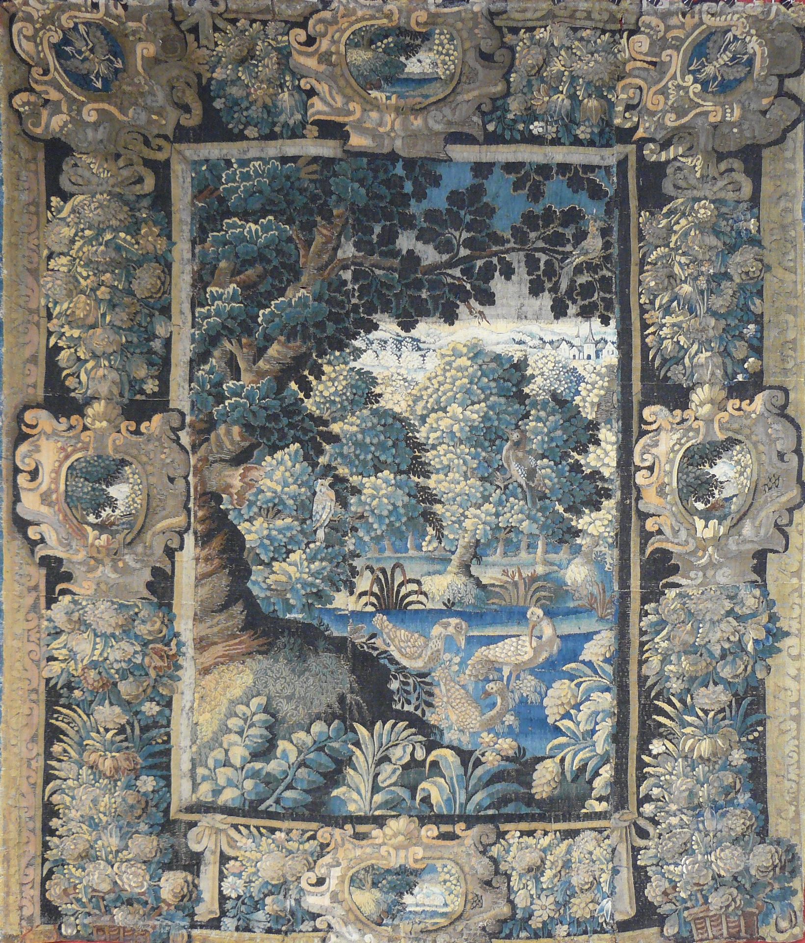 Null 
弗兰德斯挂毯：在背景为村庄的湖泊景观中，有六只鸟装饰的绿色植物。边框上有六个卡图，其中四个有风景背景和花篮。18世纪--247 x 212厘米（事故&hellip;