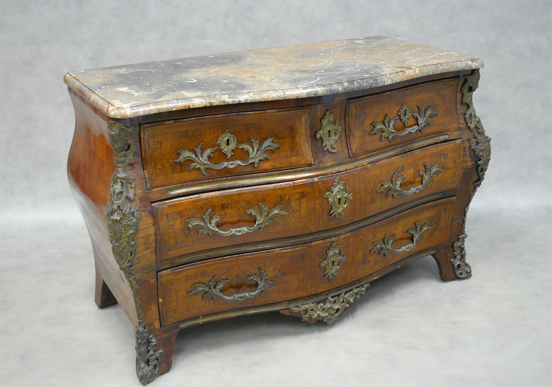 Null Regency period chest of drawers in rosewood veneer opening by four drawers &hellip;