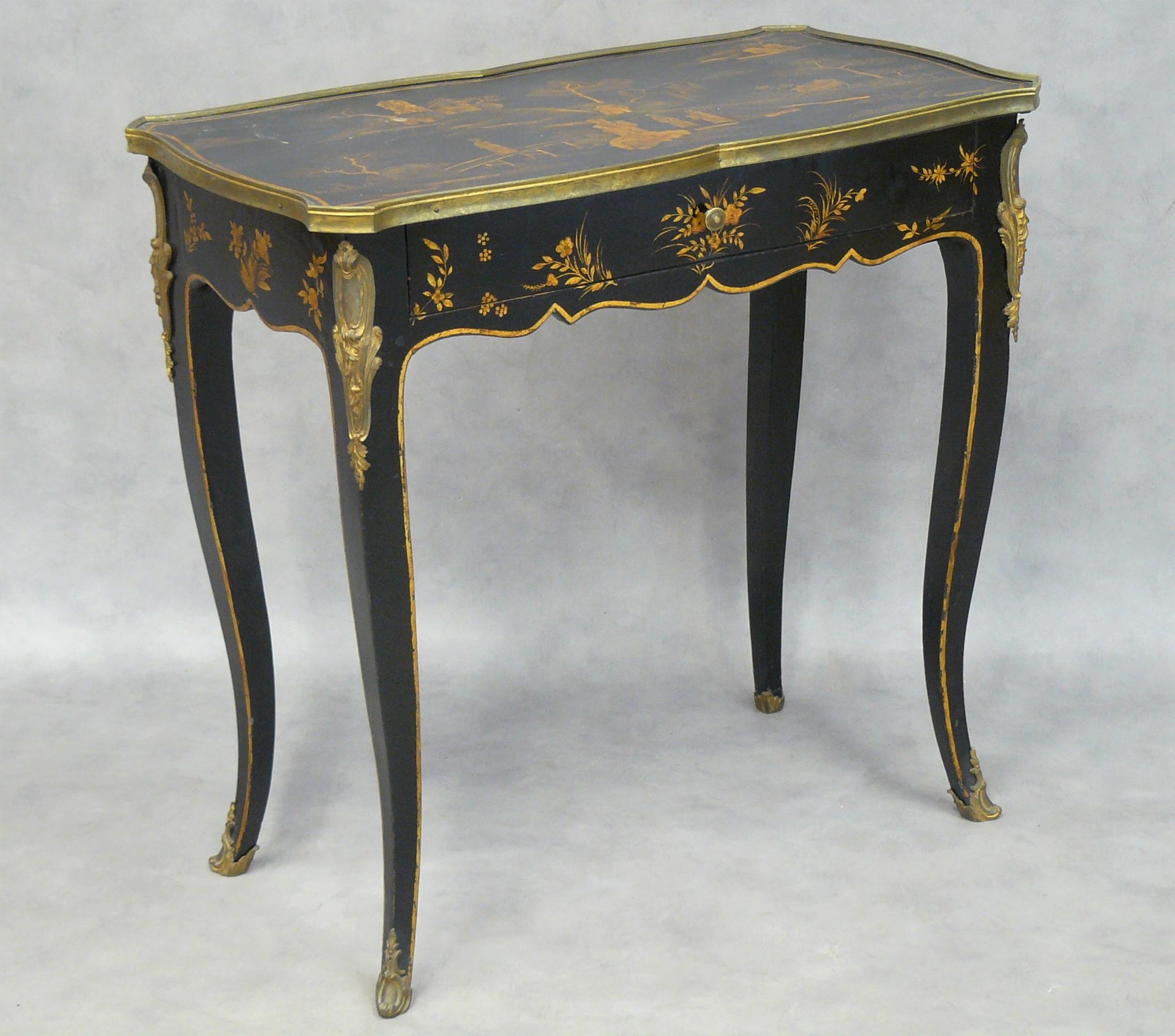 Null 路易十五风格的弧形桌子，在黑色清漆上装饰有金色的千鸟格和叶子，腰部有一个抽屉；顶部装饰有动画场景，周围有黄铜 - 67 x 69 x 37厘米（磨损）&hellip;