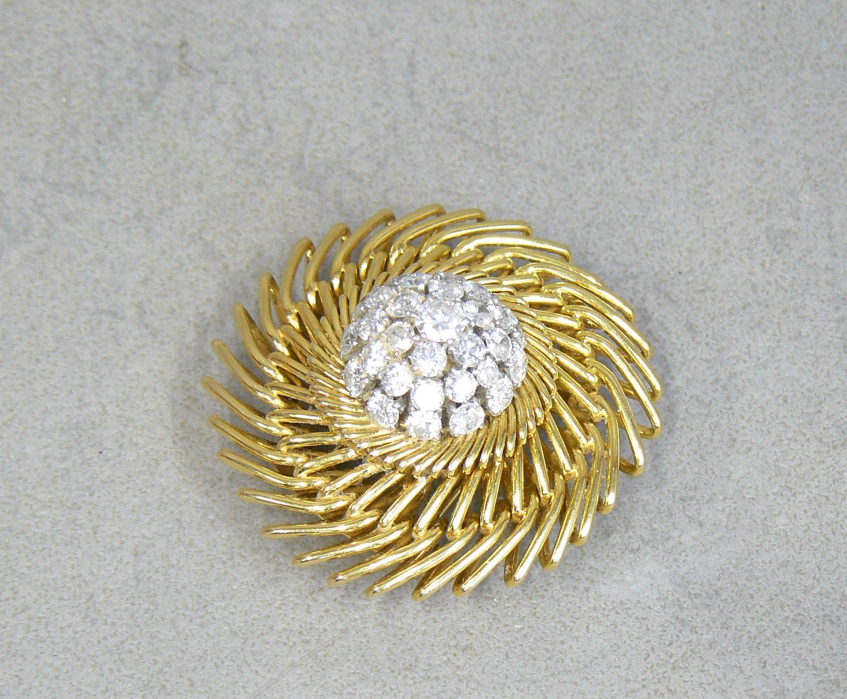 VAN CLEEF&ARPELS 
Van CLEEF&ARPELS：圆形金质胸针，花形图案，镶有约1克拉的钻石，编号为64724-重量为24.80克。约194&hellip;