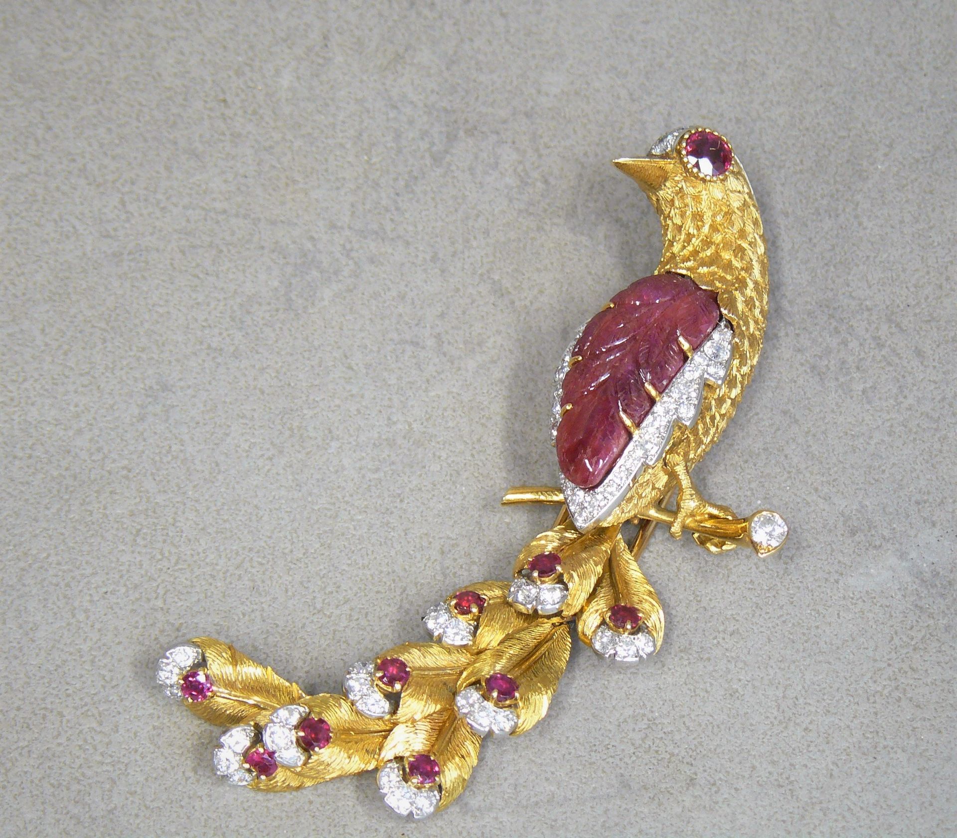 CARTIER 
卡地亚：美丽的黄金天堂鸟形状的胸针（鹰，狗），身体镶嵌着雕刻的红宝石，铰接的尾巴上装饰着钻石和红宝石。签名：Cartier Paris - 重&hellip;