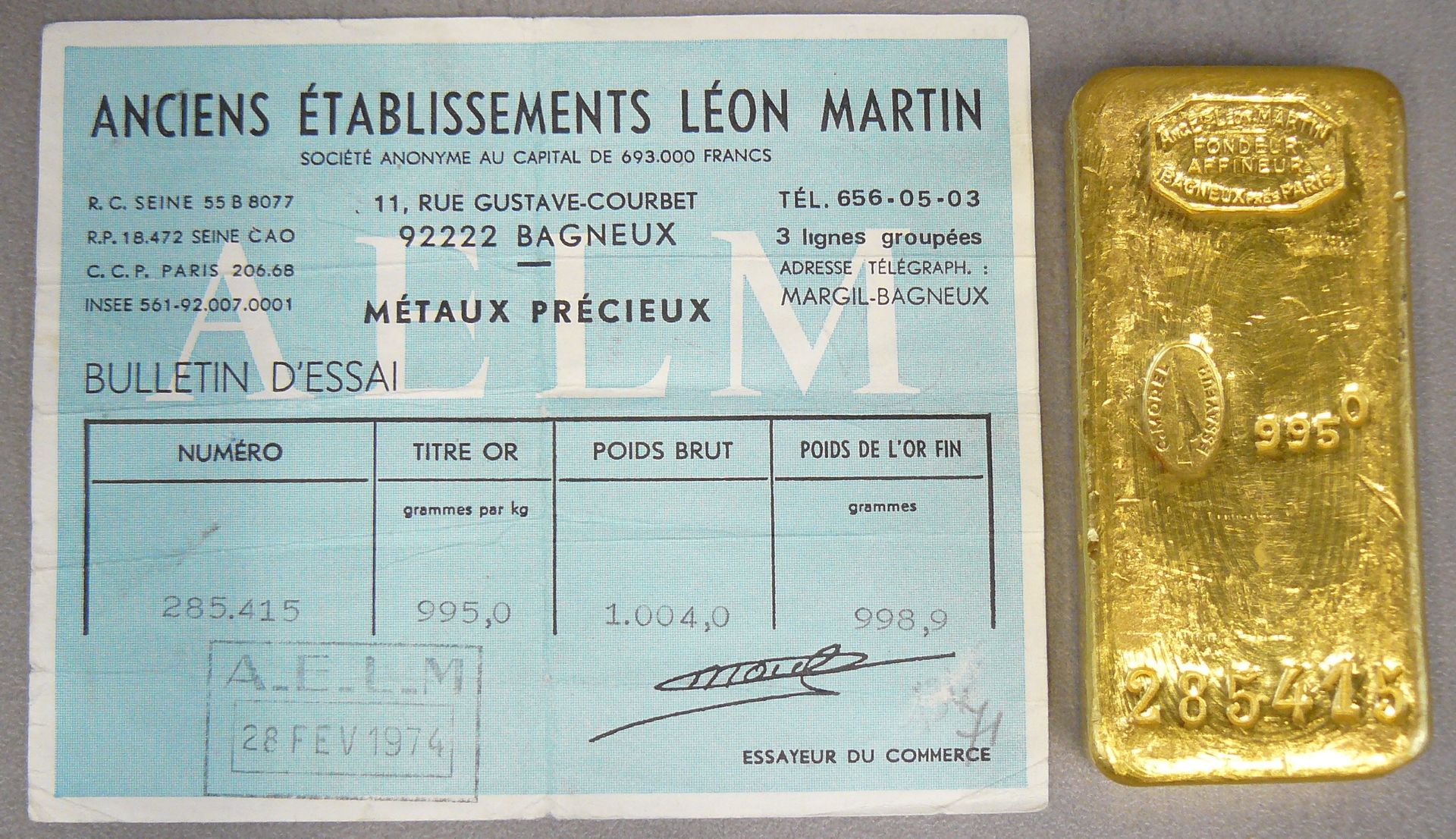 Null 
一枚金锭及其1974年2月28日的Léon Martin n°285-415测试证书 - 重量1000,4克，温度为995°/°°°° - 减少的买&hellip;
