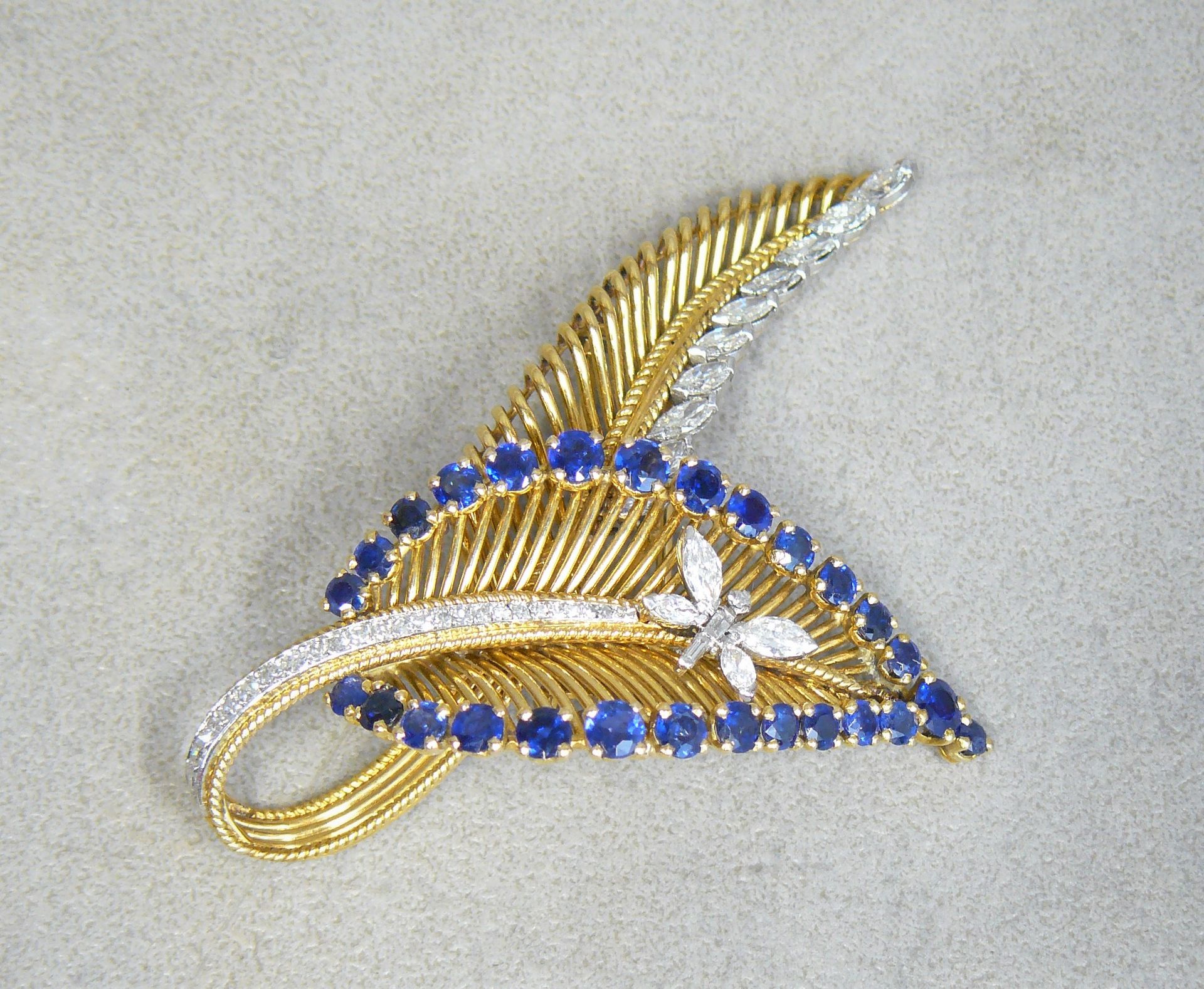 MARCHAK MARCHAK：金叶子胸针（鹰），镶有钻石和钻石及蓝宝石线条的蝴蝶，签名和编号23677 - 重量20.60克