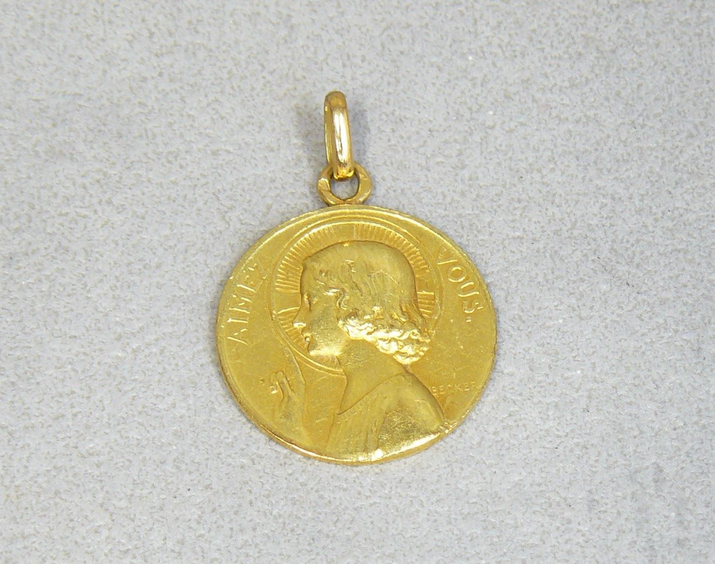 Null 洗礼金质奖章（鹰），指定为 "Aimez Vous"，并署名贝克尔--重量为4克