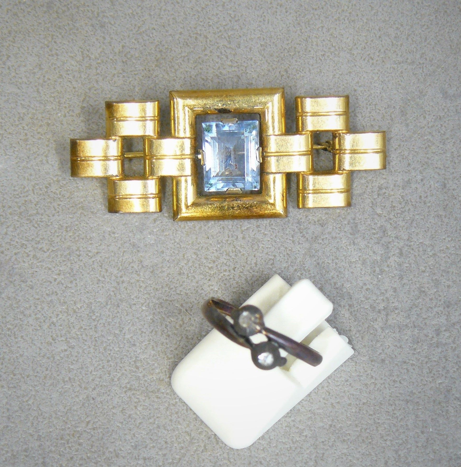 Null one lot: a fancy brooch marked Fix and a small antique ring 1,65 g