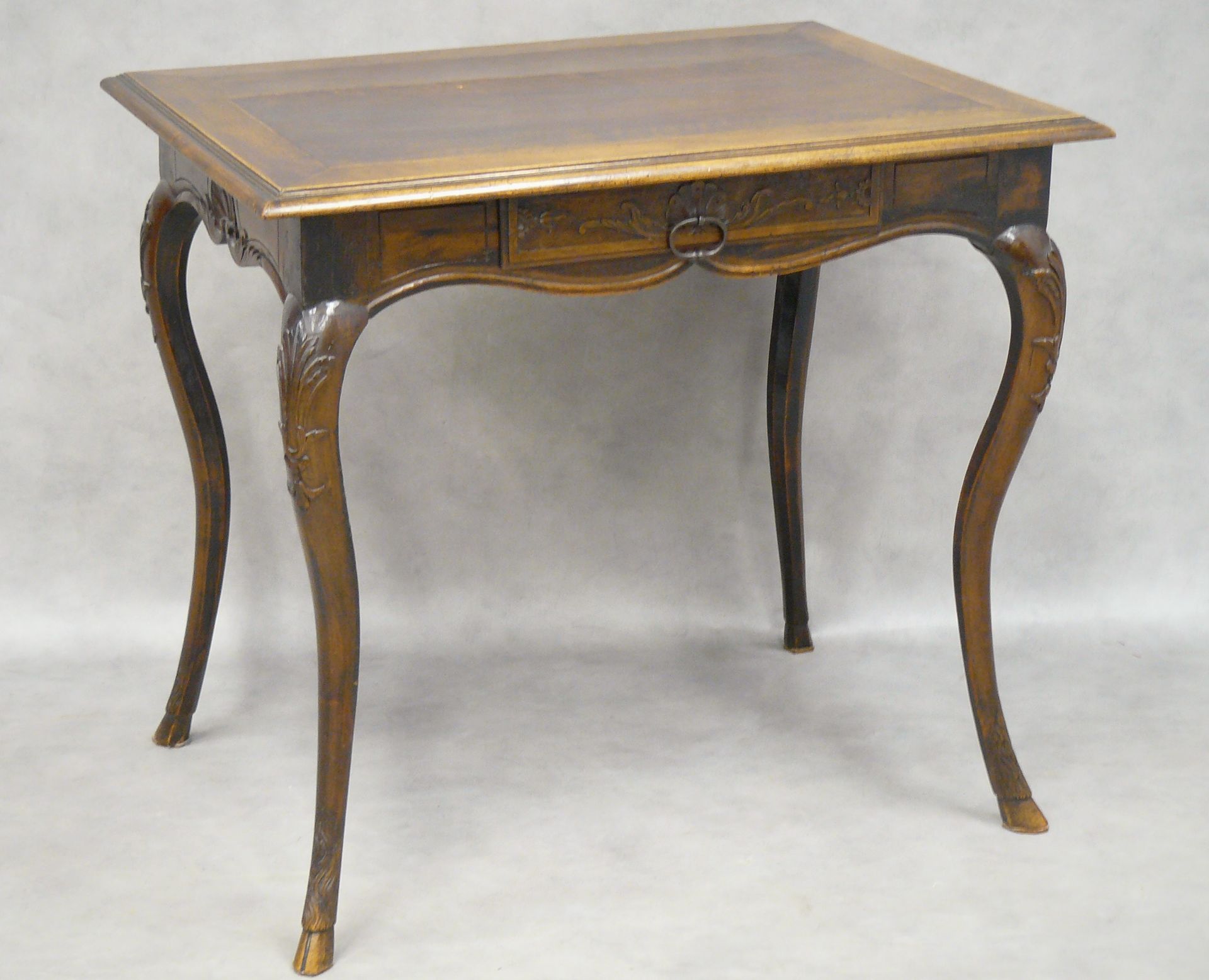 Null 优雅的路易十五胡桃木桌子，腿部有强烈的弧度，雕刻着叶子，并以后蹄完成；它在腰部有一个抽屉 - 71 x 79 x 58, 5厘米
