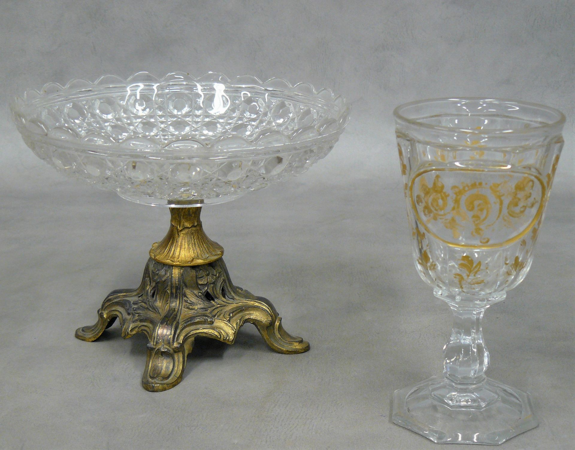 Null 一批：一个水晶杯，脚上有镀金的叶子装饰，一个有脚杯，直径20厘米
