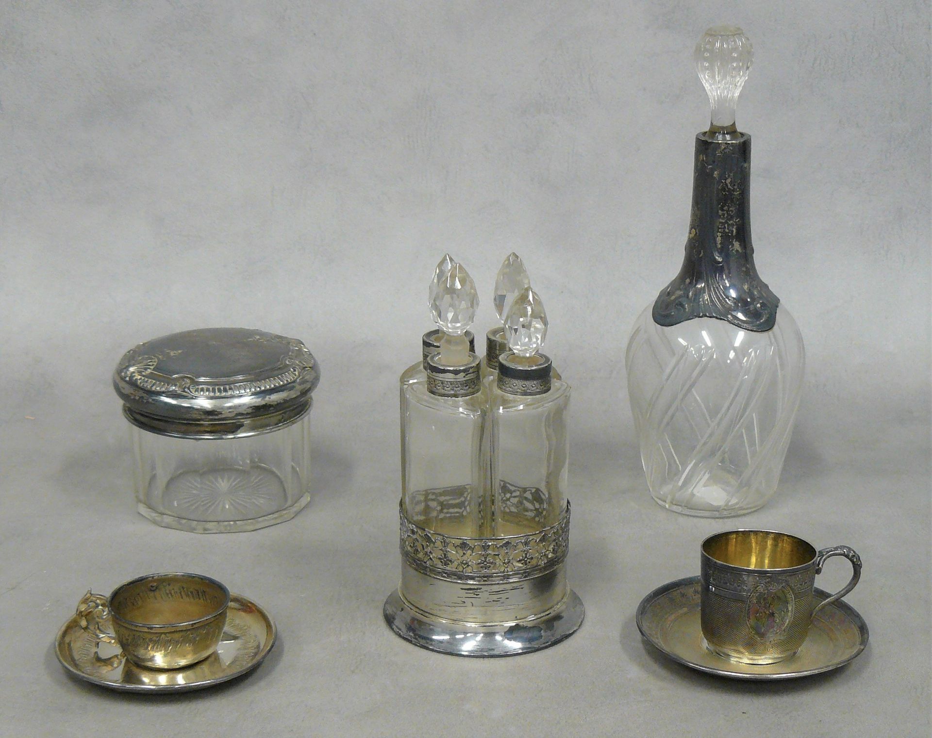 Null 一批银器：两个小杯子和碟子（Minerva）--净重88克--连接一个carafon（Minerva）和一个带银盖的玻璃瓶（Minerva），净重48&hellip;
