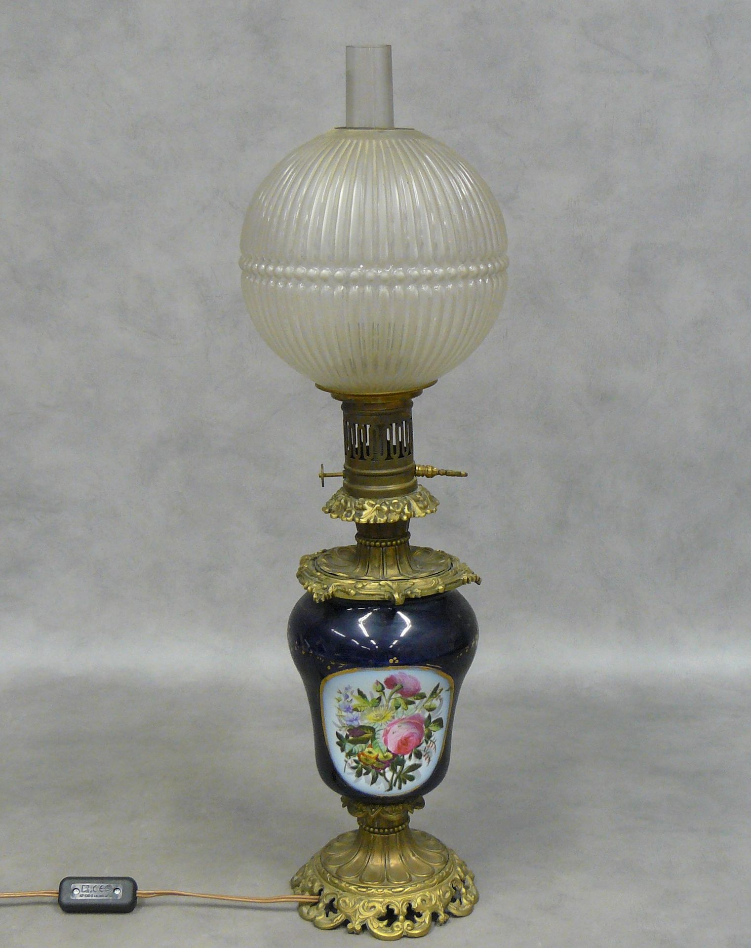 Null une lampe à pétrole en porcelaine (électrifiée) à décor floral polychrome s&hellip;